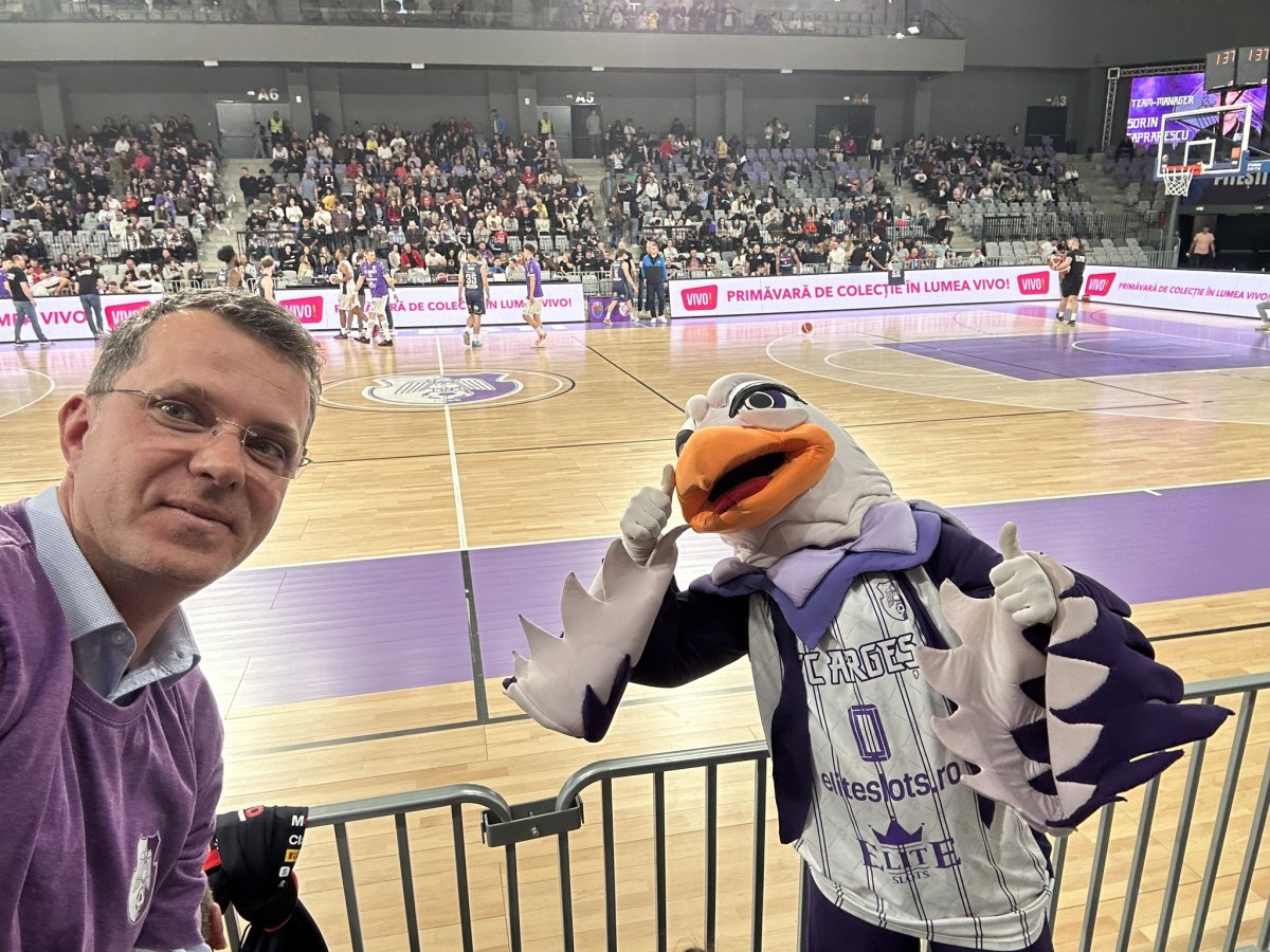 Ionuț Moșteanu este deseori văzut la meciurile echipei de baschet BCM U FC Argeș Pitești