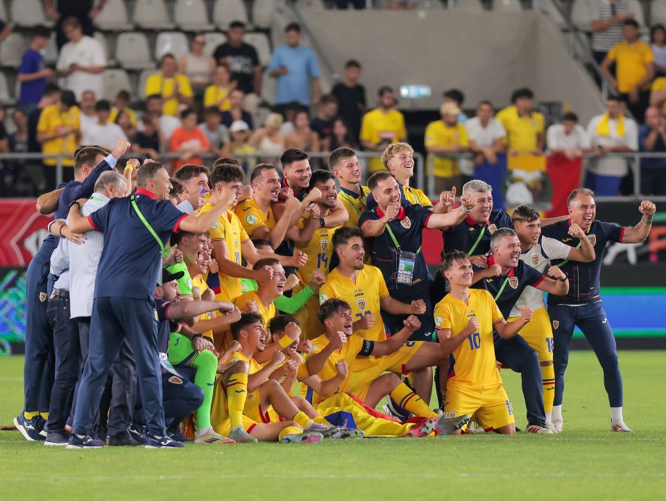 Tricolorii din echipa sub 19 ani la poza de grup de după victoria în fața Danemercei