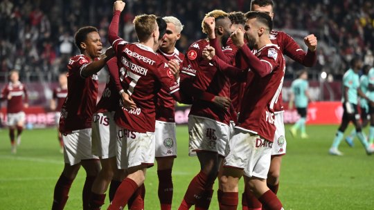 Englezii de la The Sun au ridiculizat transferul Rapidului: ”Românii l-au prezentat alături de Bill Clinton”