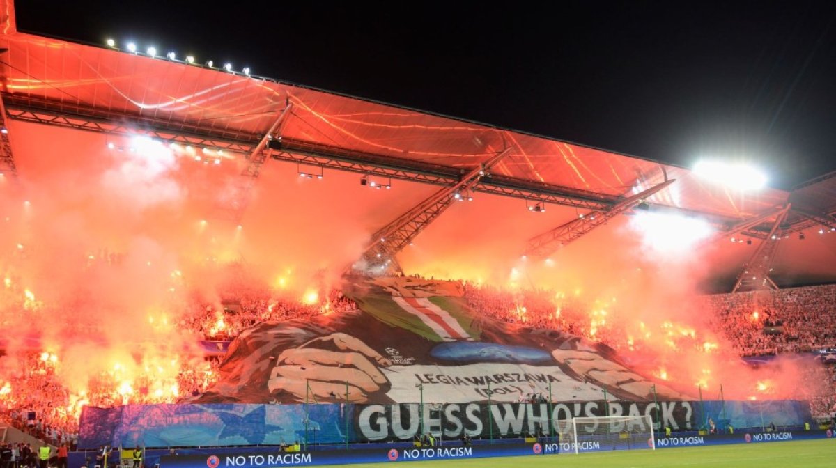 Fanii lui Legia Varșovia au făcut show împotriva Borussiei Dortmund