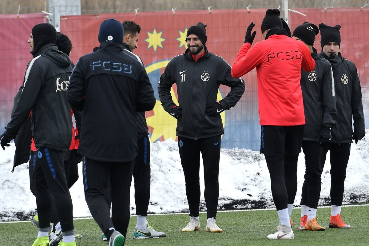 Tudor Moldovan (ultimul din stânga) se antrena alături de echipa mare a FCSB