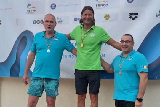 Are aproape 50 de ani și deține trei recorduri naționale la înot. Sportivul care va fi prezent la Campionatele Mondiale Masters de la Singapore