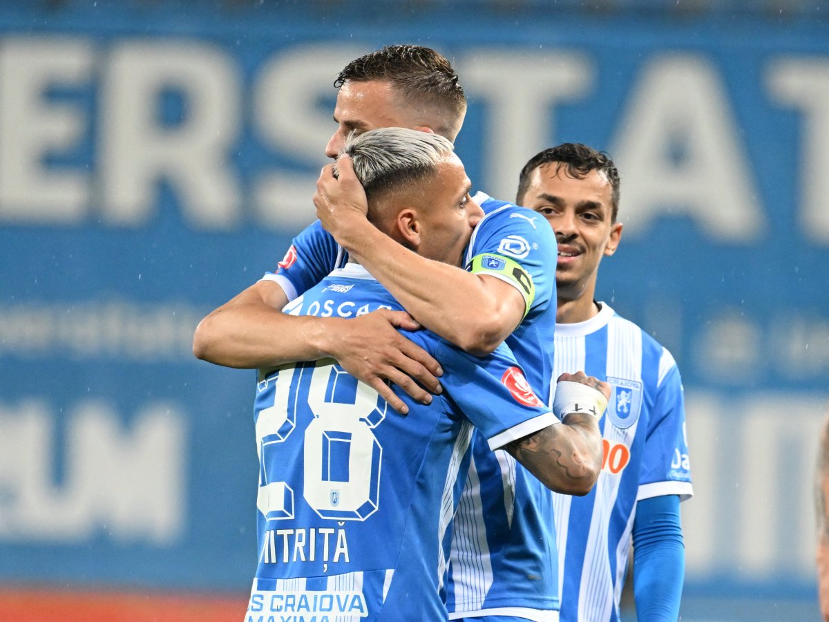 Bancu și Mitriță se îmbrățișează după un gol reușit de olteni