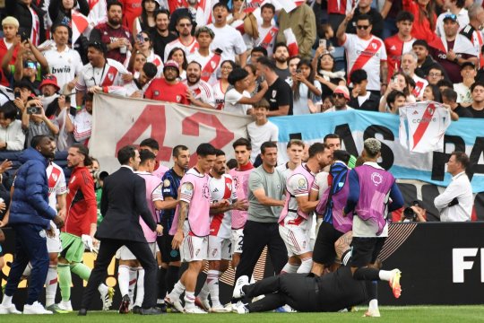 Cristi Chivu i-a pus mâna în piept unui adversar la finalul partidei Inter-River 2-0