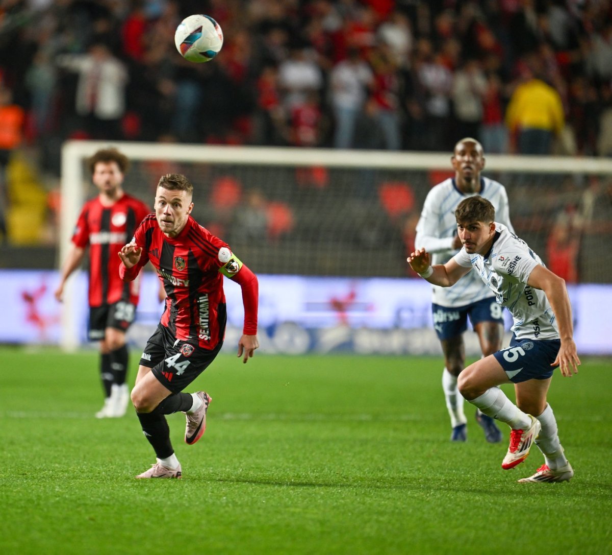 Alex Maxim a fost distrus în vestiarul naționalei: ”Niciodată nu o să ajungi fotbalist. Îți dau scris”