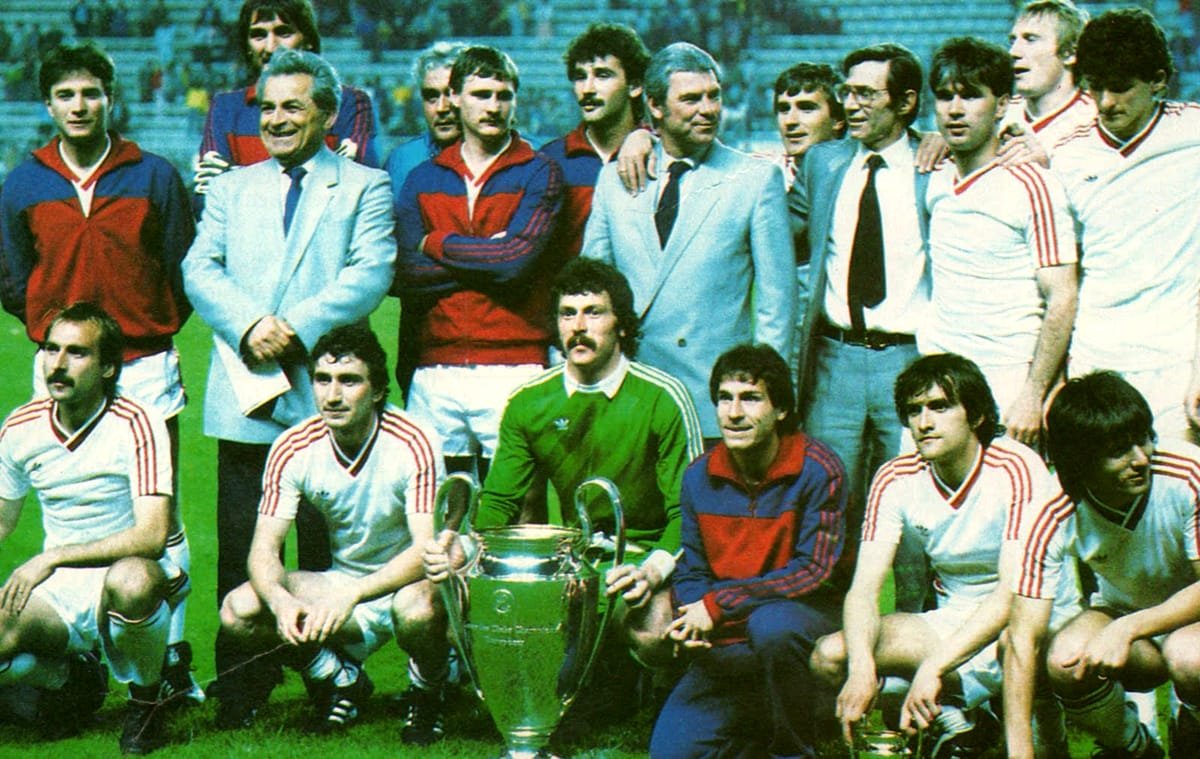 În seara zilei de 7 mai 1986, Vardinoianis (al patrulea din dreapta, pe rândul de sus) s-a fotografiat pe teren cu noua deținătoare a CCE