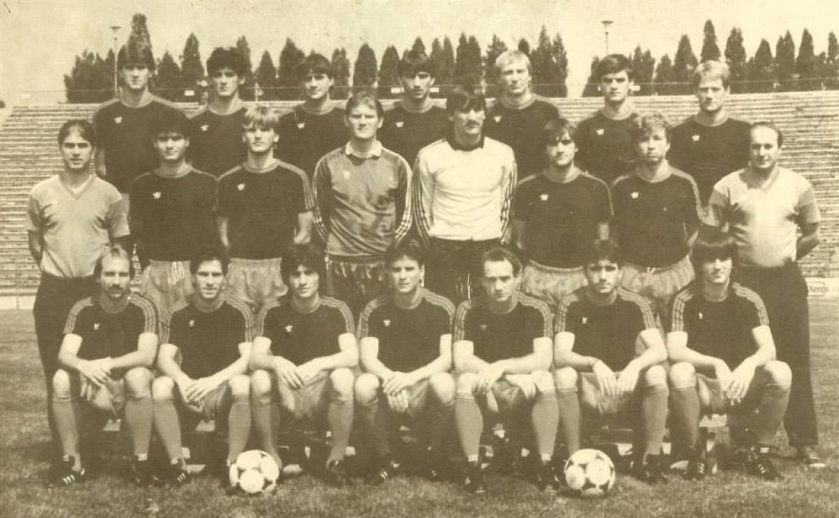 Lotul Stelei din '87-'88. Bölöni e primul din dreapta pe rândul de sus, Hagi e al doilea din dreapta, pe rândul de jos