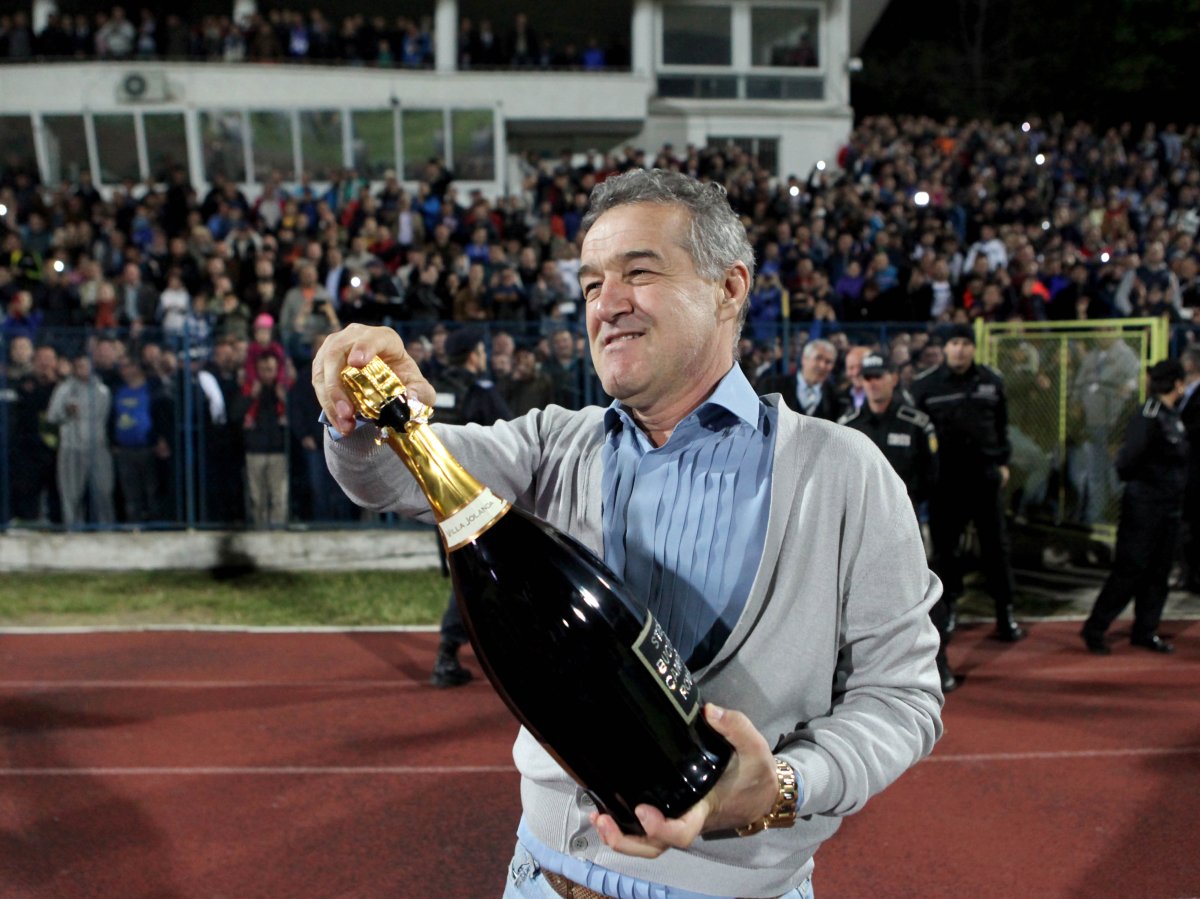 Gigi Becali în 2015, sărbătorind câștigarea titlului cu FCSB
