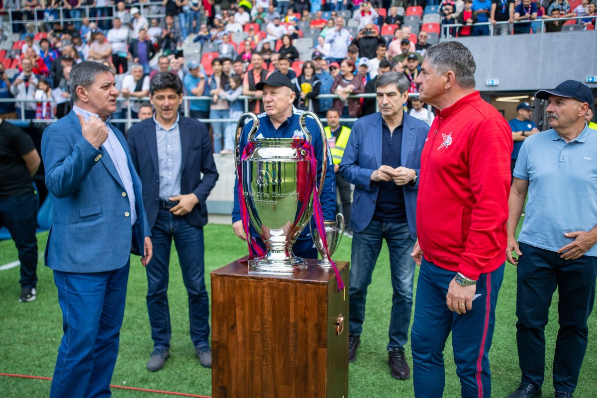 Iovan și Pițurcă au făcut parte din echipa Stelei care a câștigat Cupa Campionilor Europeni