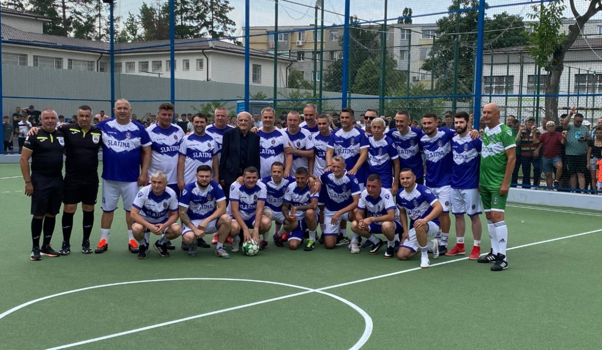 Fotbaliștii prezenți la eveniment au făcut o poză de grup cu ocazia evenimentului