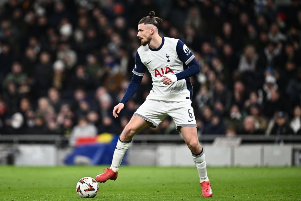 Radu Drăgușin, fundaș român care evoluează la Tottenham, în Premier League