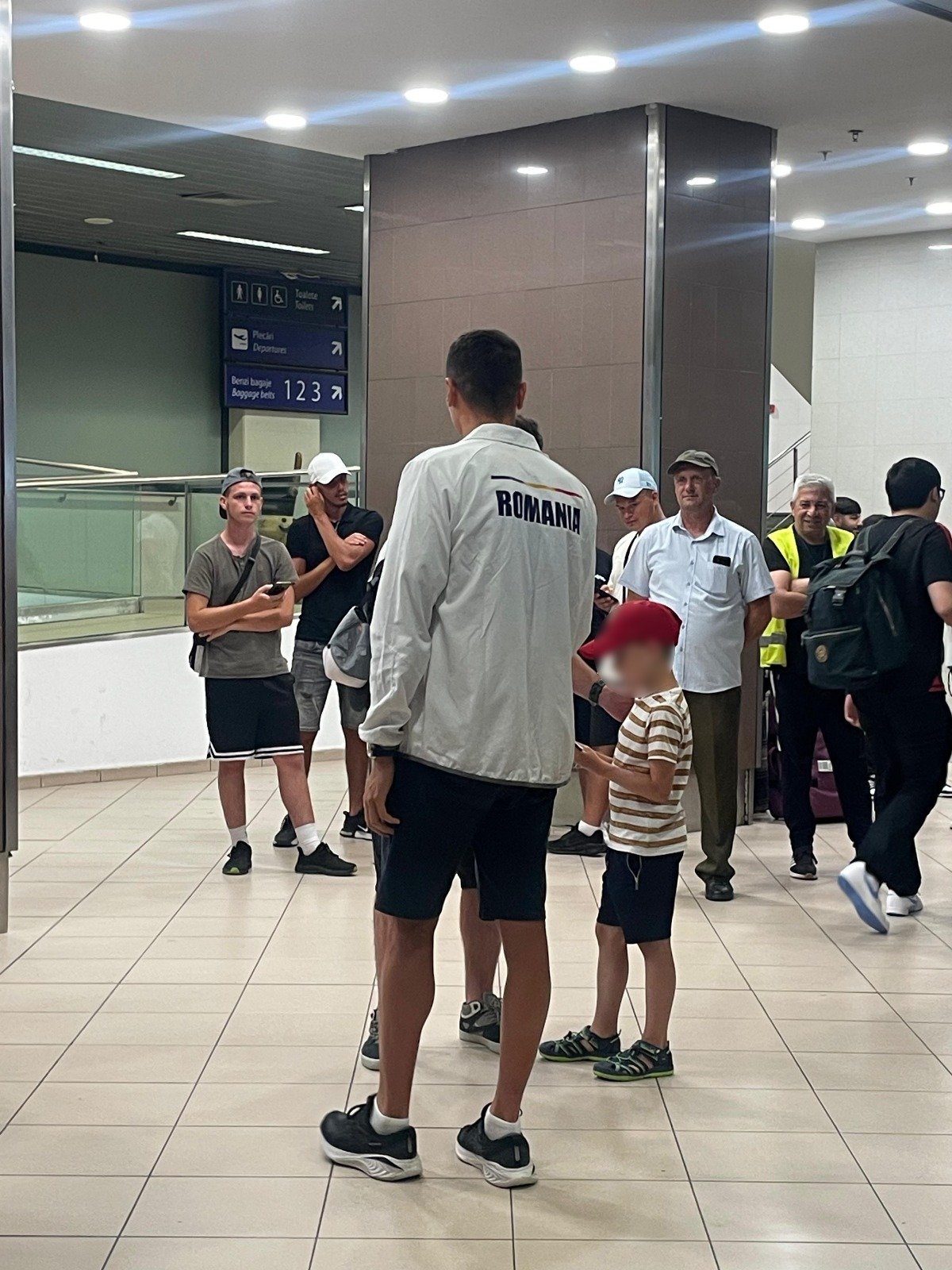 David Popovici a fost oprit în aeroport de un copil