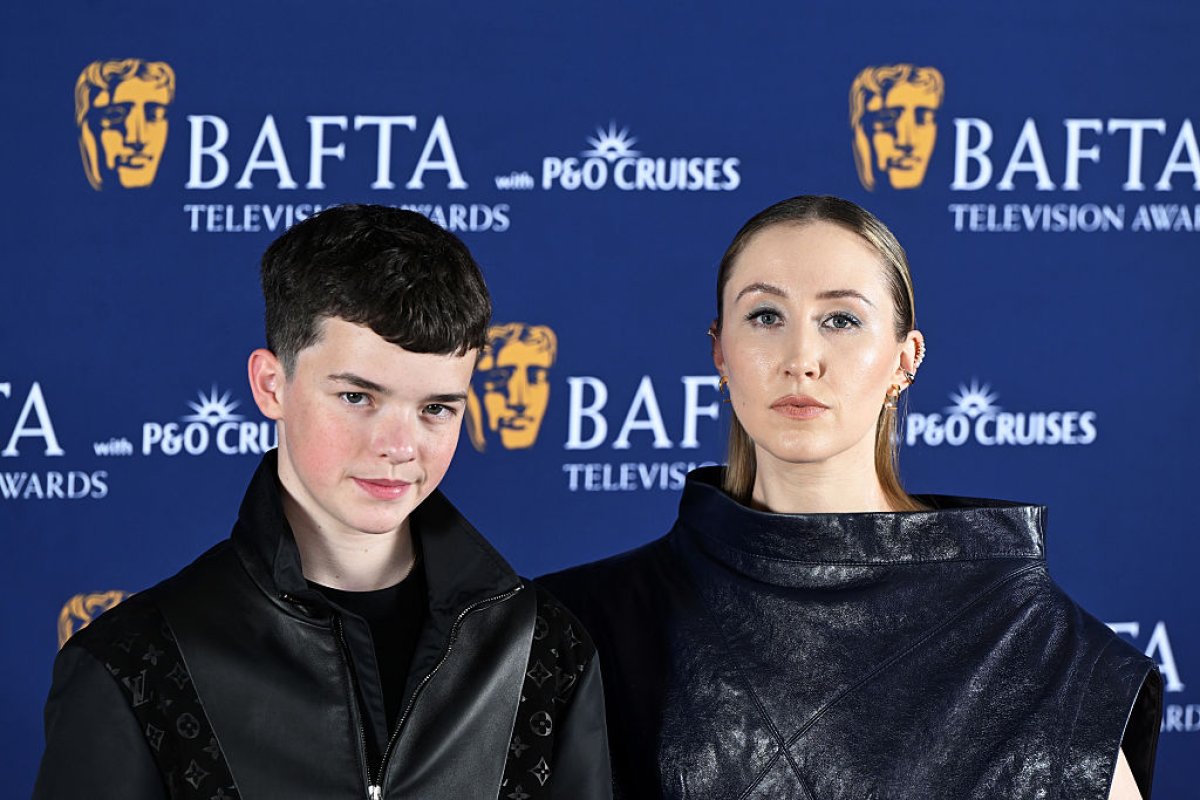 Owen Cooper, alături de Erin Doherty (32 de ani), cea care a jucat rolul psihologului în serialul Adolescence
