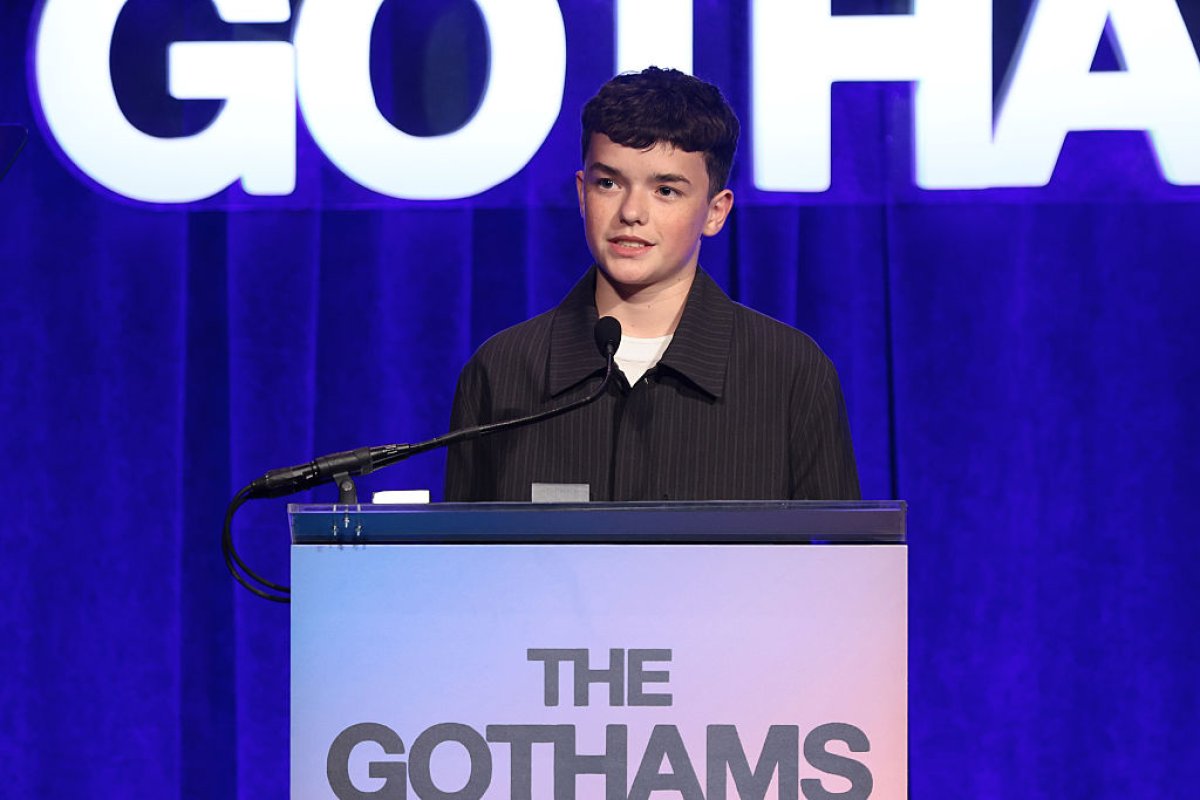 Owen Cooper, pe scena The Gotham Awards, unde a primit premiul pentru cel mai bun actor într-un rol secundar