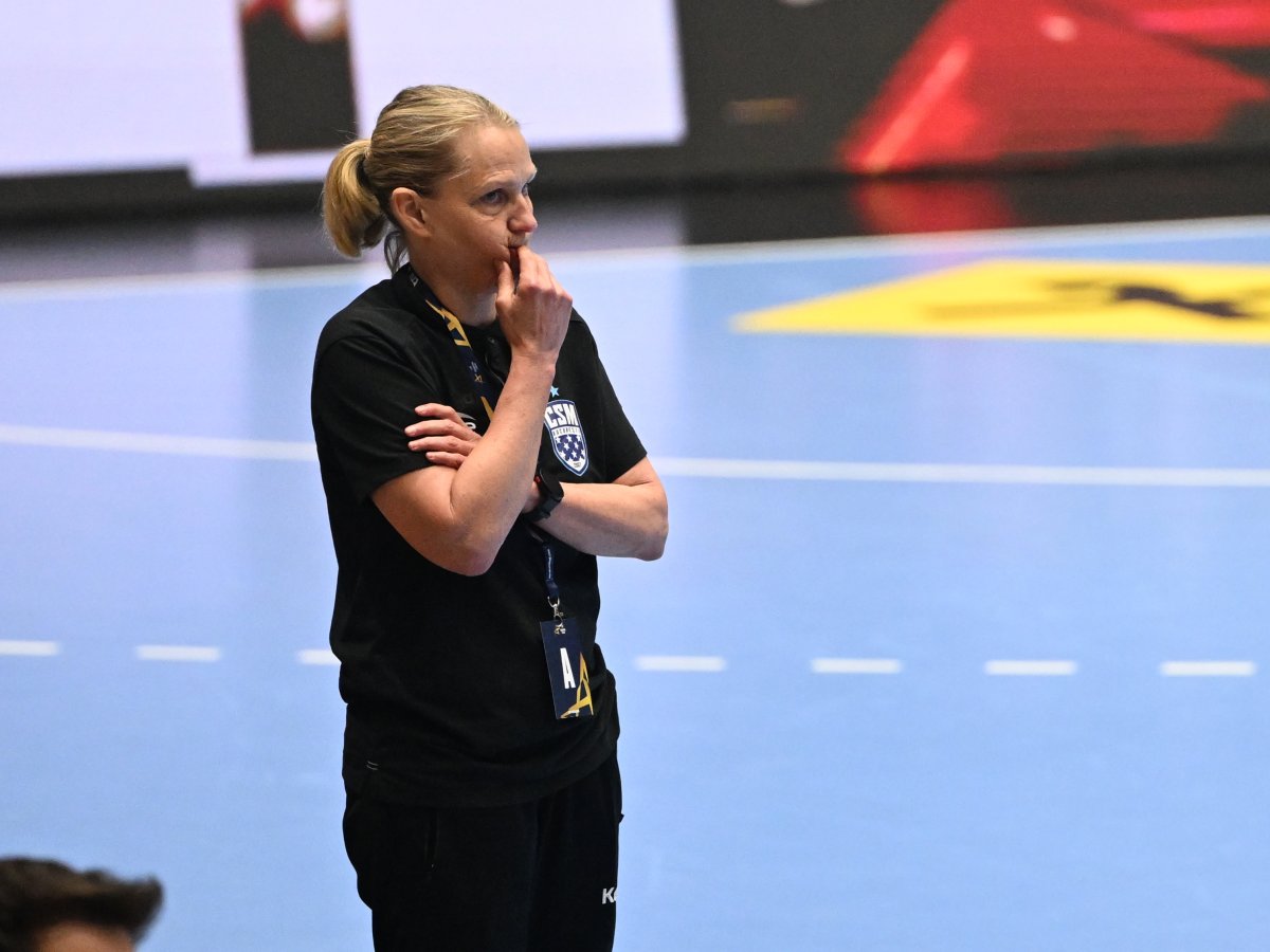Helle Thomsen a mai antrenat în carieră la nivel de naționale, reprezentativele Suediei și Olandei