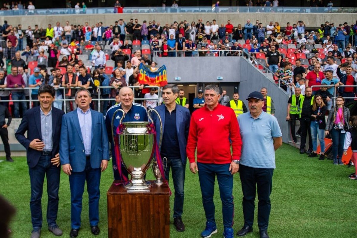 Câțiva dintre componenții echipei legendare a Stelei, pe gazonul din Ghencea