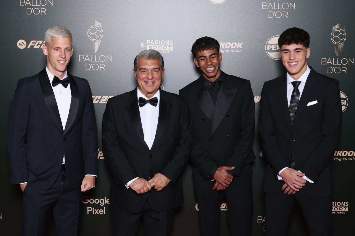 Președintele Barcelonei, Juan Laporta, alături de Dani Olmo, Lamine Yamal și Pau Cubarsi la decernarea Balonului de Aur