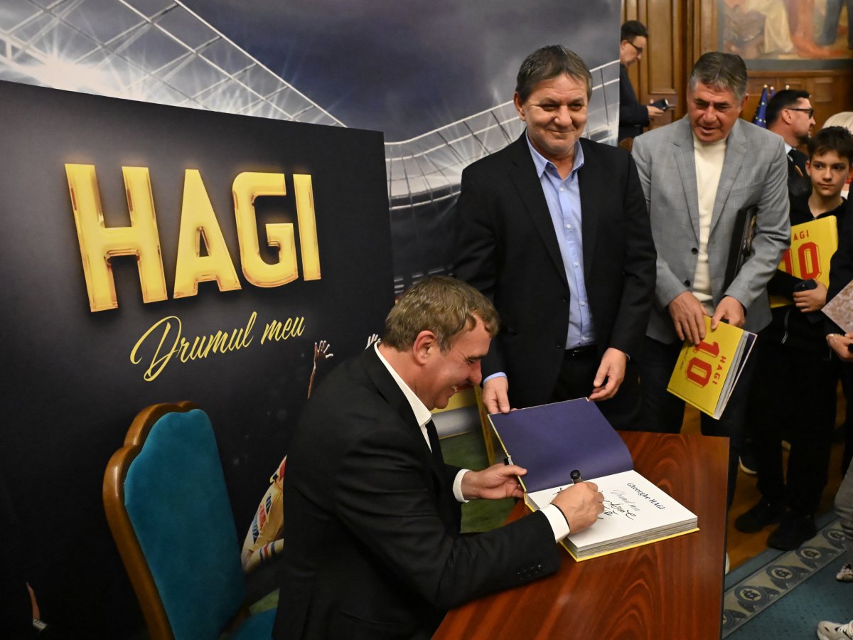 Marcatorii din acel meci cu Austria, într-o singură fotografie: Hagi, Lăcătuș, Iovan, la recenta lansare de carte a "Regelui"