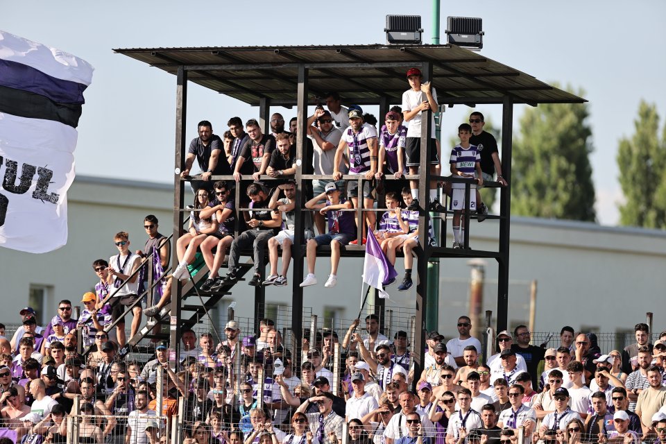 Fanii lui Poli Timșoara s-au cocoțat peste tot pentru a urmări returul barajului, însă au plecat dezamăgiți la final de la stadion după înfrângerea favoriților
