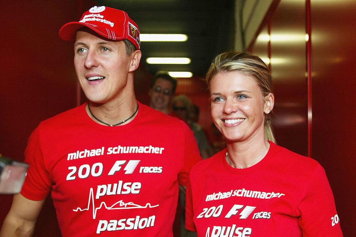 Michael Schumacher, alături de soția sa, Corinna, într-o imagine surprinsă în 2004