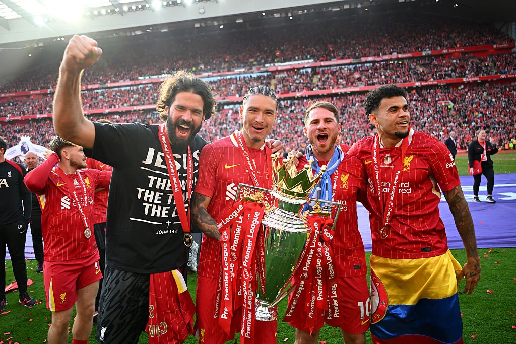 Luis Diaz (foto, în dreapta), dorit de Barcelona în această vară, dar considerat indispensabil de noua campioană din Premier League