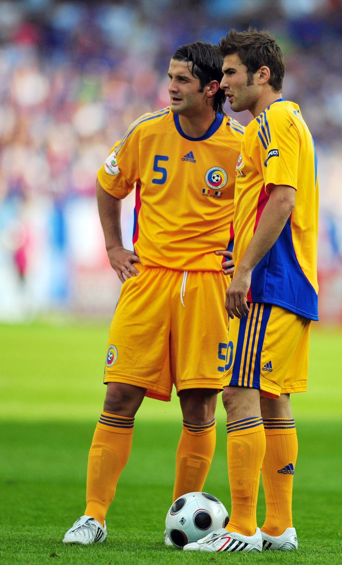 Cristian Chivu și Adrian Mutu la Euro 2008 în timpul partidei cu Franța, scor 0-0