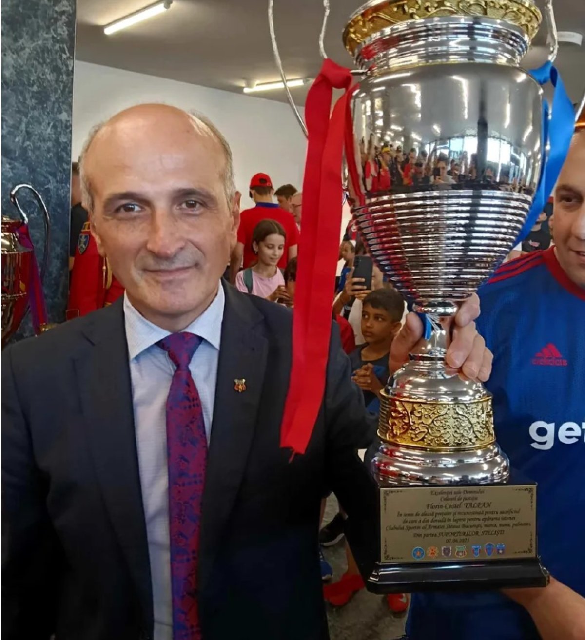 Florin Talpan și trofeul primit de la fanii steliști