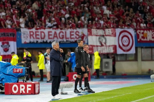 Mircea Lucescu, distrus după ce România a pierdut duelul crucial cu Austria! Gestul cât 1.000 de cuvinte de la finalul partidei