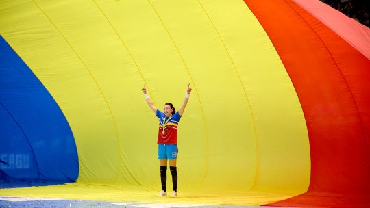 Lume bună în tribune, la ”Gala Neagu”. Nicușor Dan i-a oferit flori marii campioane