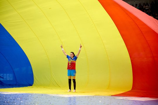 Lume bună în tribune, la ”Gala Neagu”. Nicușor Dan i-a oferit flori marii campioane