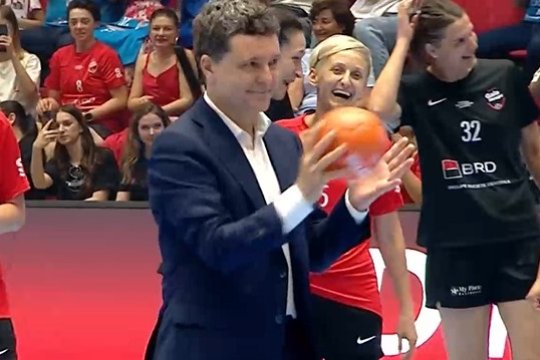 Nicușor Dan a intrat pe teren la Gala Neagu. Cum s-a descurcat președintele României de la 7 metri