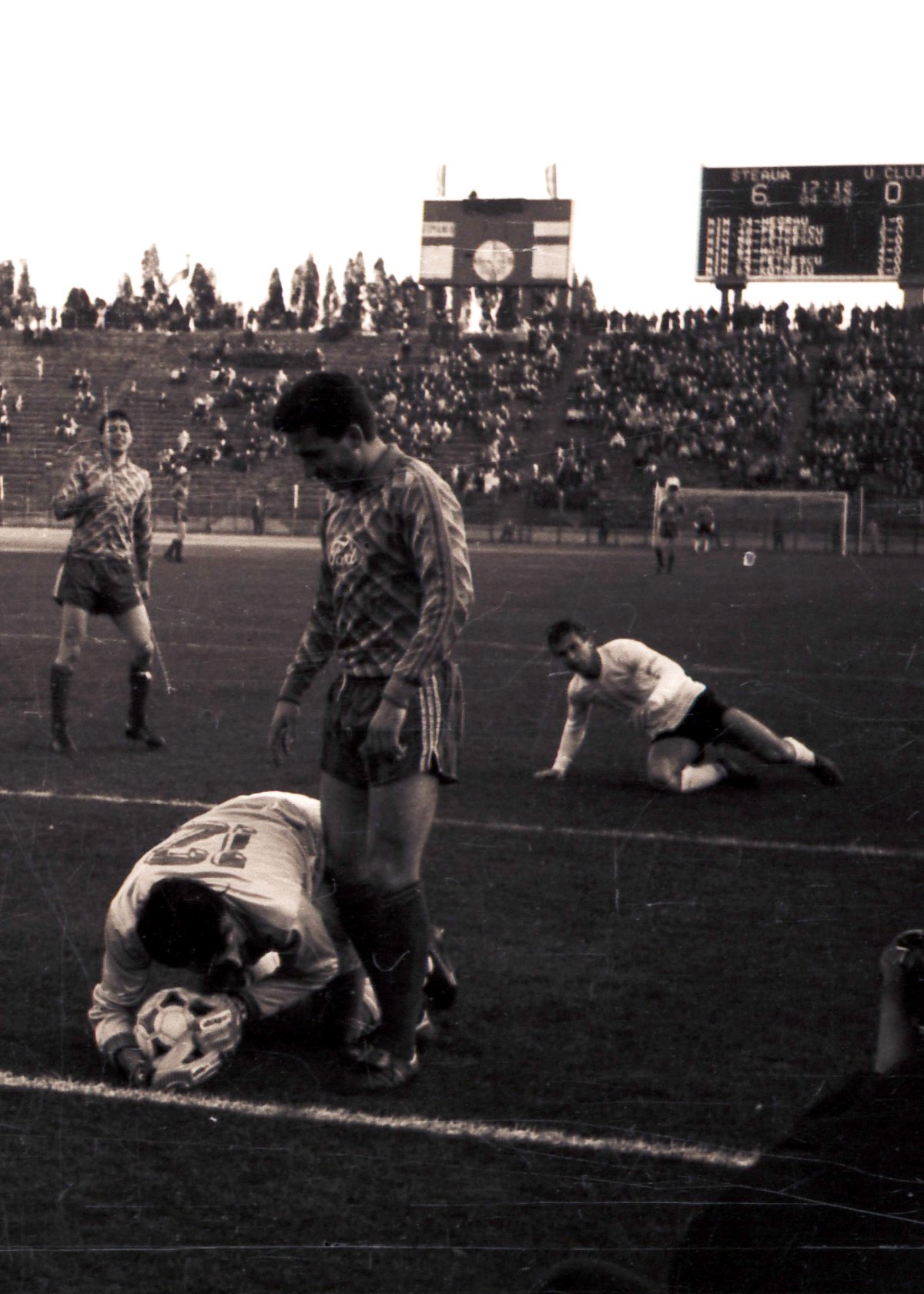 Hagi, în tricoul Stelei, într-un duel cu U Cluj