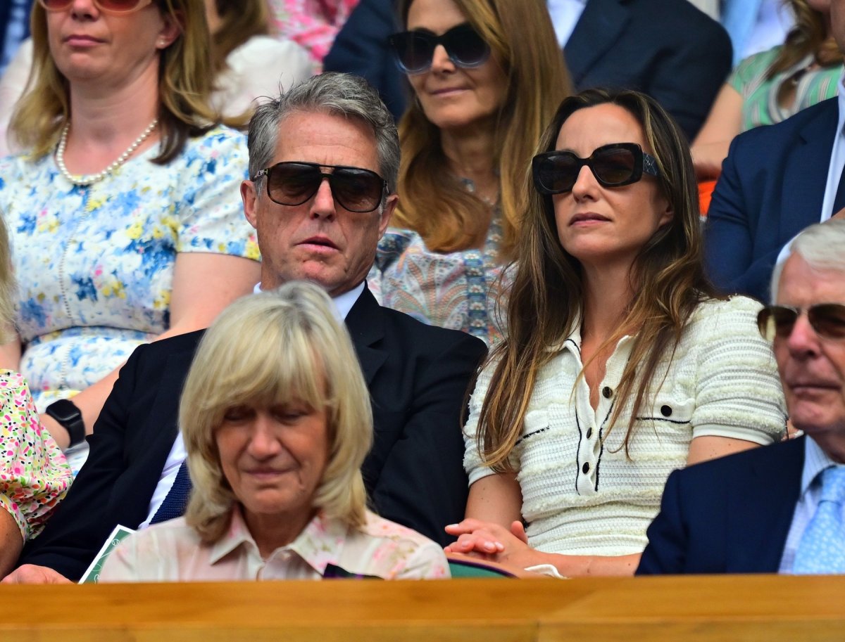 Hugh Grant, în loja regală de la Wimbledon, alături de soția sa, Anna Elisabet Eberstein