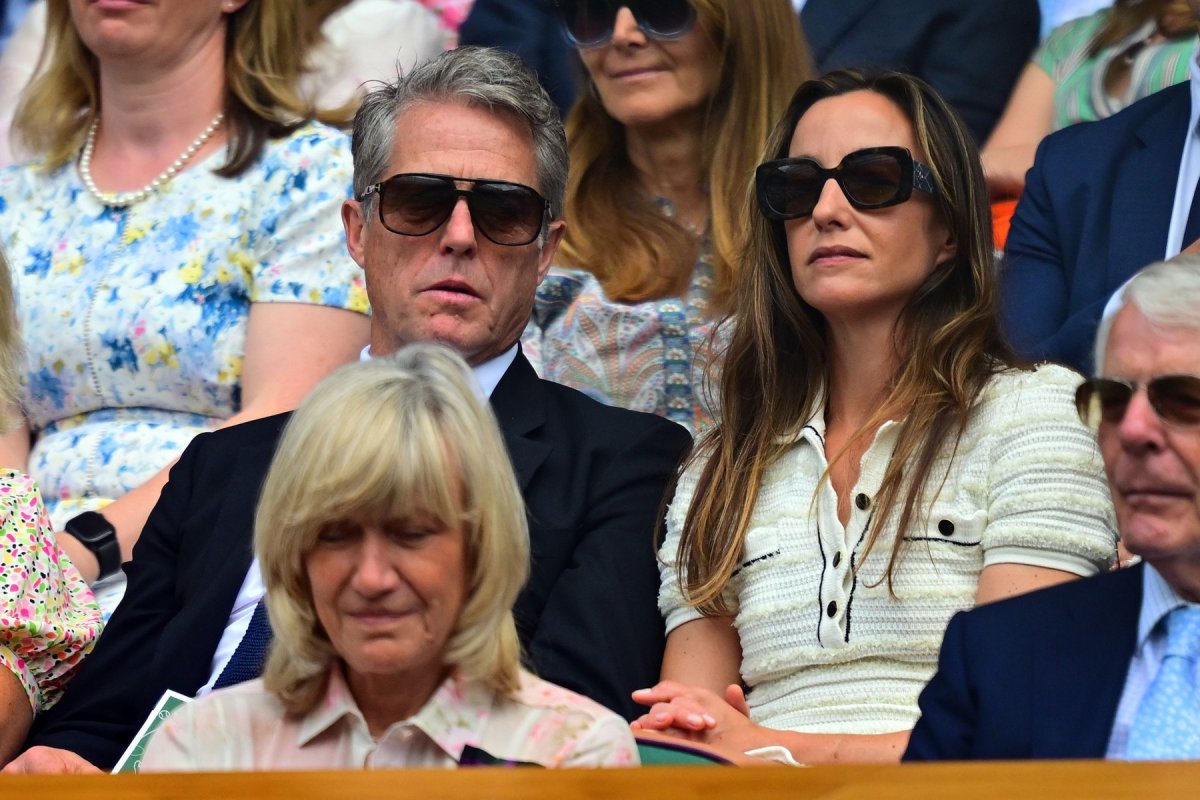 Hugh Grant, în loja regală de la Wimbledon, alături de soția sa, Anna Elisabet Eberstein