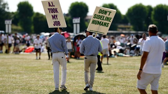 Și-au pierdut slujbele în favoarea AI, iar englezii scriu despre "poziția umilitoare" în care au ajuns: "Avem nevoie de oameni, nu de roboți"