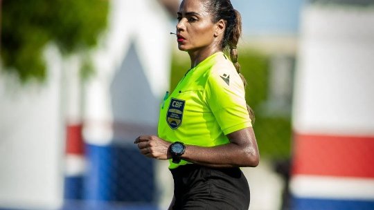 Arbitra care le-a luat mințile tuturor suporterilor și fotbaliștilor riscă să își încheie cariera