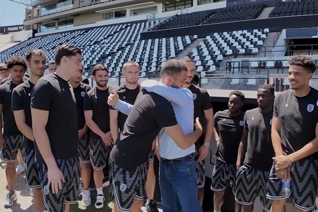 Patronul Ivan Savvidis a avut parte de o apriție spectaculoasă pe arena lui PAOK Salonic