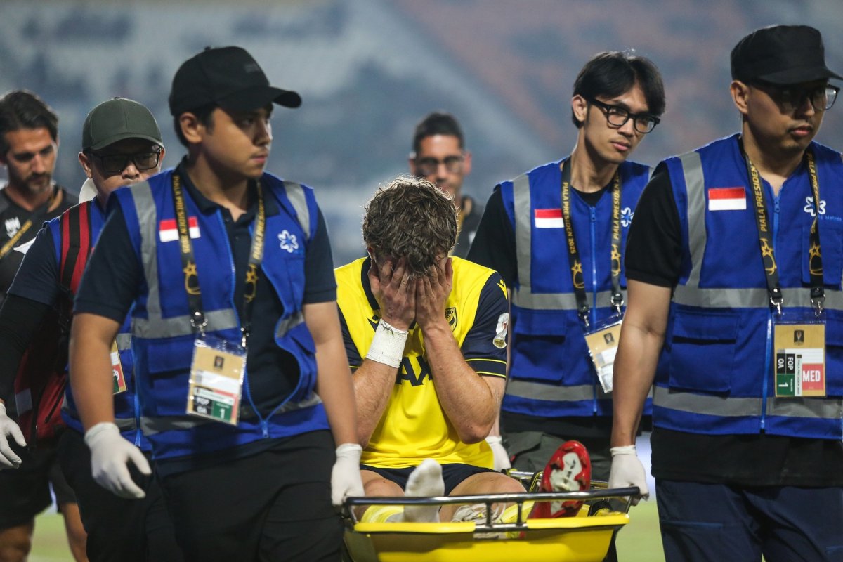 Momentul în care indonezianul lui Oxford United este scos pe targă după accidentarea suferită