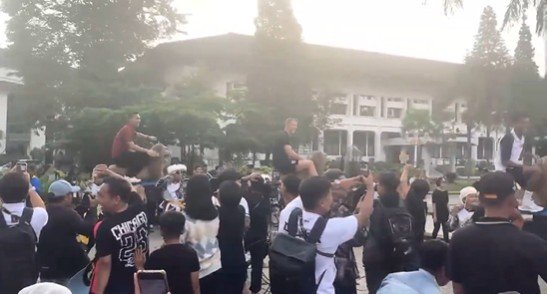 Momentul în care indonezienii își impresionează oaspetele cu ritualul lor