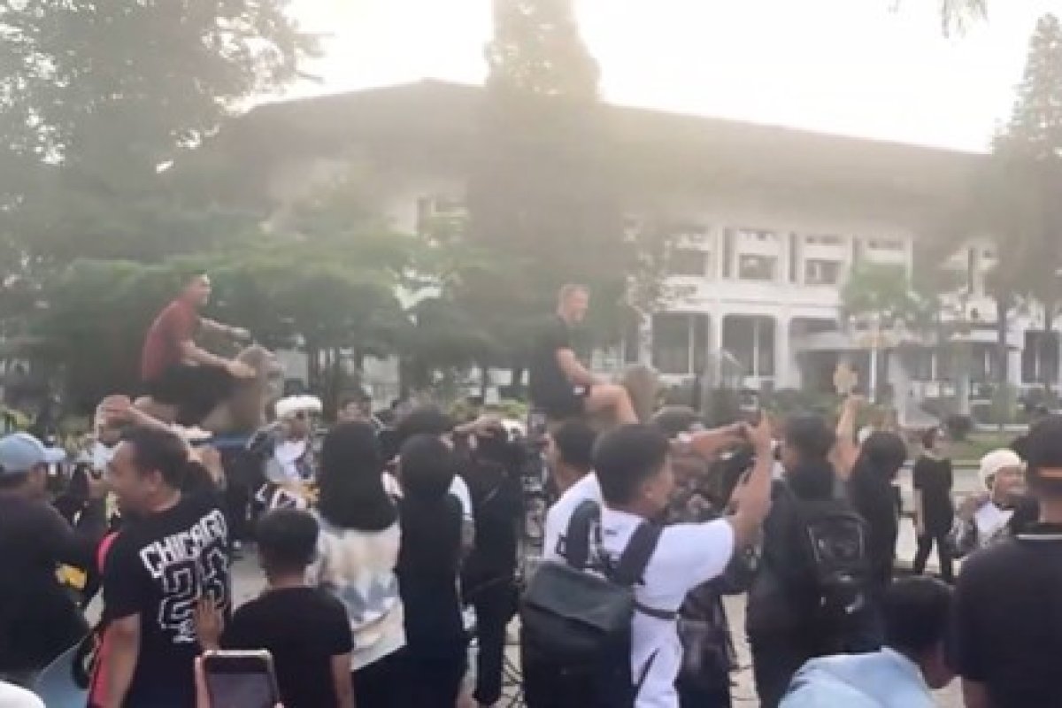 Momentul în care indonezienii își impresionează oaspetele cu ritualul lor