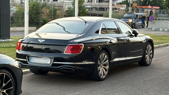 Mâna dreaptă a lui Gigi Becali a venit cu bolidul de lux la FCSB - Hermannstadt: costă cât trei apartamente în București