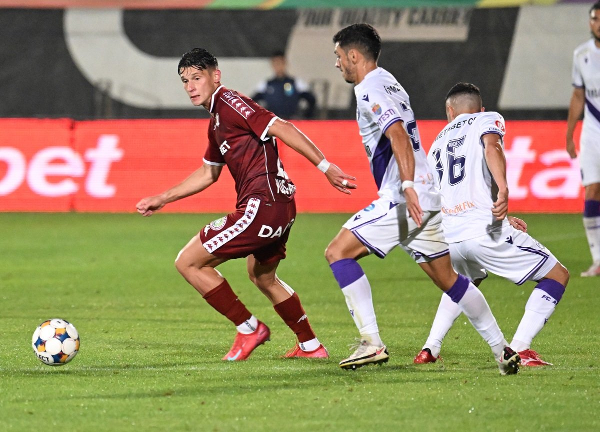 Alex Dobre (în vișiniu) a fost omul meciului cu FC Argeș, câștigat de giuleșteni cu 2-0