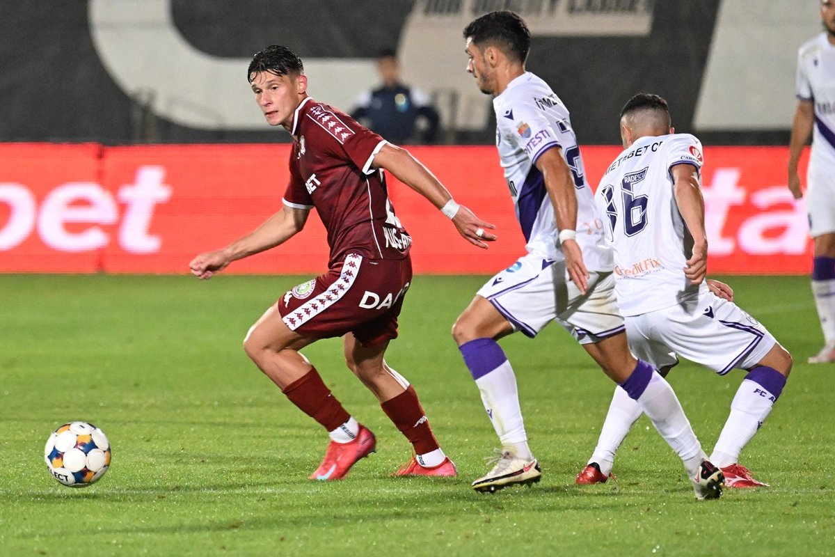 Alex Dobre (în vișiniu) a fost omul meciului cu FC Argeș, câștigat de giuleșteni cu 2-0