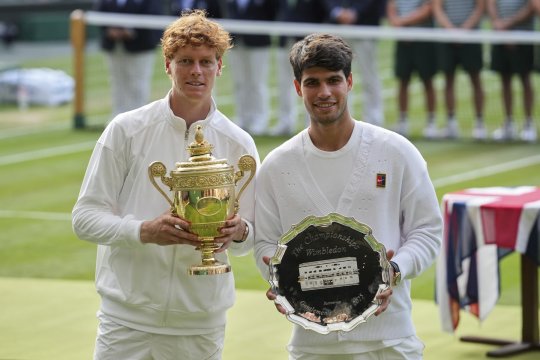 Jannik Sinner a câștigat finala de la Wimbledon după ce l-a învins pe Carlos Alcaraz în patru seturi
