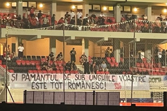 Tunete și fulgere în direct, pe subiectul Csikszereda - Dinamo: ”Niște nesimțiți provocatori” / ”I-au lăsat să intre cu bannerul pentru a le da omor” vs. ”Bannerul este inflamator”