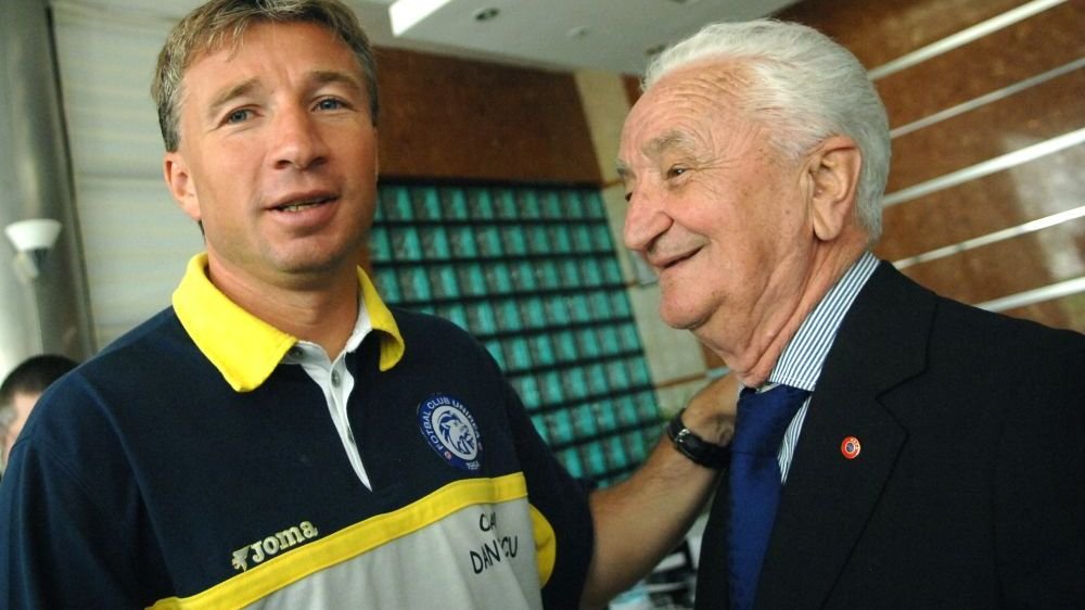 Cornel Drăgușin (dreapta, alături de Dan Petrescu) a trăit 95 de ani (1926 - 2021) și a ocupat o mulțime de funcții în cadrul FRF. A fost inclusiv selecționer la naționala de seniori