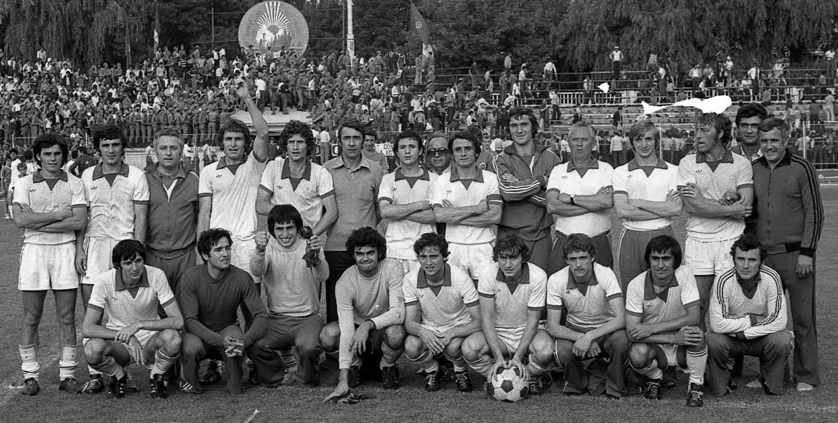 Campionii din 1979 s-au fotografiat fericiți chiar pe arena din Ștefan cel Mare