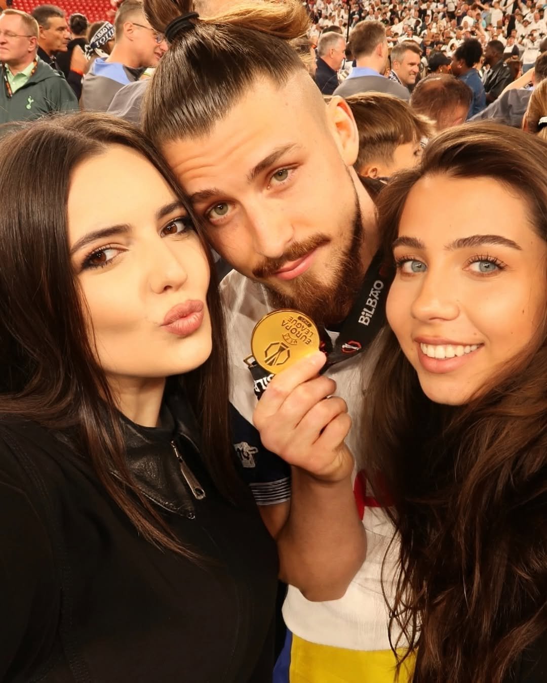Radu Drăgușin și iubita sa, la finala UEFA Europa League, câștigată de Tottenham în fața lui Manchester United, scor 1-0