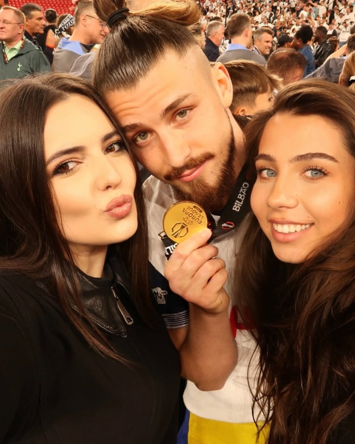 Radu Drăgușin și iubita sa, la finala UEFA Europa League, câștigată de Tottenham în fața lui Manchester United, scor 1-0