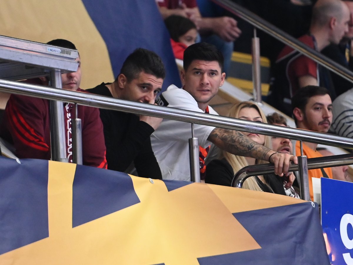 Daniel Niculae și Cristi Săpunaru, în sala de handbal la un meci al echipei feminine a Rapidului